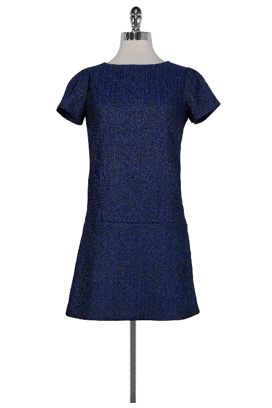 Ruffled Women Dress with Multiple Layers for a Playful and Girly Style Ruffled Women Dress with Multiple Layers for a Playful and Girly Style Alice & Olivia - Navy & Black Drop Waist Dress Sz 2