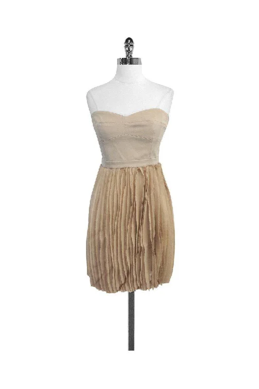 Ball Gown Women Dress with a Full Skirt for a Princess - like Look Ball Gown Women Dress with a Full Skirt for a Princess - like Look BCBG Max Azria - Angel Strapless Pleated Skirt Dress Sz 10 Ball Gown Women Dress with a Full Skirt for a Princess - like Look Ball Gown Women Dress with a Full Skirt for a Princess - like Look BCBG Max Azria - Angel Strapless Pleated Skirt Dress Sz 10