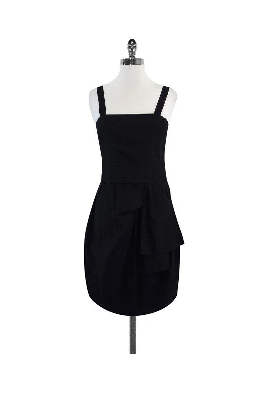 Empire Waist Women Dress to Accentuate the Bust and Conceal the Waist Empire Waist Women Dress to Accentuate the Bust and Conceal the Waist Marc by Marc Jacobs - Black Cotton Sleeveless Dress Sz 4 Empire Waist Women Dress to Accentuate the Bust and Conceal the Waist Empire Waist Women Dress to Accentuate the Bust and Conceal the Waist Marc by Marc Jacobs - Black Cotton Sleeveless Dress Sz 4
