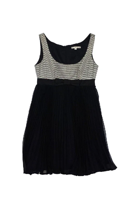Halter Neck Women Dress to Show Off the Shoulders and Neckline Halter Neck Women Dress to Show Off the Shoulders and Neckline Nanette Lepore - Black & White Striped Pleated Skirt Dress Sz 4 Halter Neck Women Dress to Show Off the Shoulders and Neckline Halter Neck Women Dress to Show Off the Shoulders and Neckline Nanette Lepore - Black & White Striped Pleated Skirt Dress Sz 4