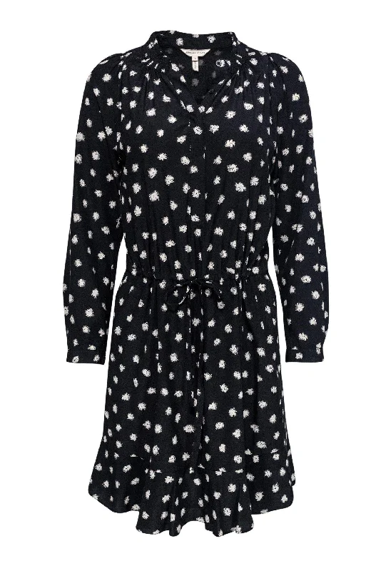 Ruffled Women Dress with Multiple Layers for a Playful and Girly Style Ruffled Women Dress with Multiple Layers for a Playful and Girly Style Rebecca Taylor - Black Silk Dress w/ Floral Print Sz 4
