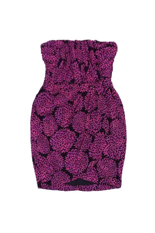 Backless Women Dress for a Sexy and Alluring Look at Evening Events Backless Women Dress for a Sexy and Alluring Look at Evening Events Shoshanna - Magenta & Black Floral Print Strapless Dress Sz 4 Backless Women Dress for a Sexy and Alluring Look at Evening Events Backless Women Dress for a Sexy and Alluring Look at Evening Events Shoshanna - Magenta & Black Floral Print Strapless Dress Sz 4