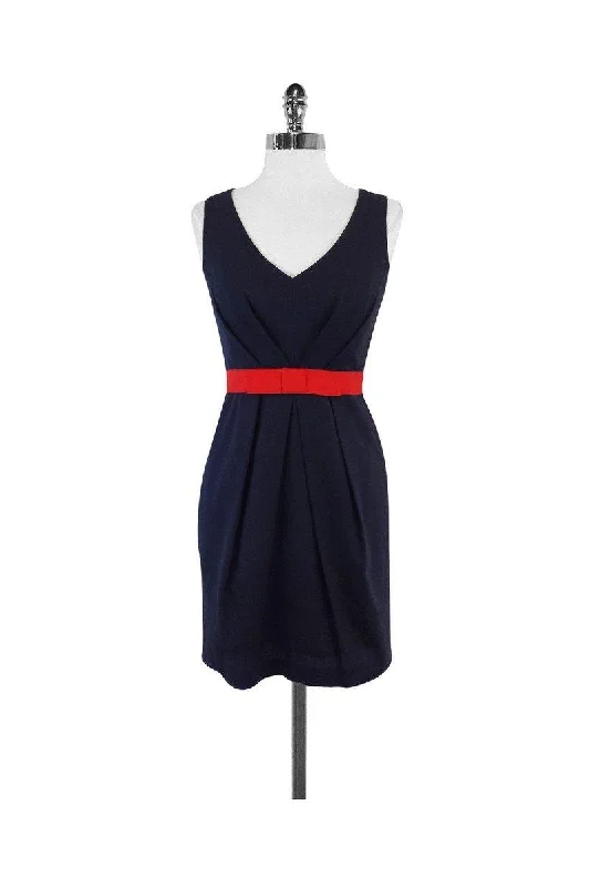 Ruffled Women Dress with Multiple Layers for a Playful and Girly Style Ruffled Women Dress with Multiple Layers for a Playful and Girly Style Shoshanna - Navy & Red Cotton Dress Sz 0
