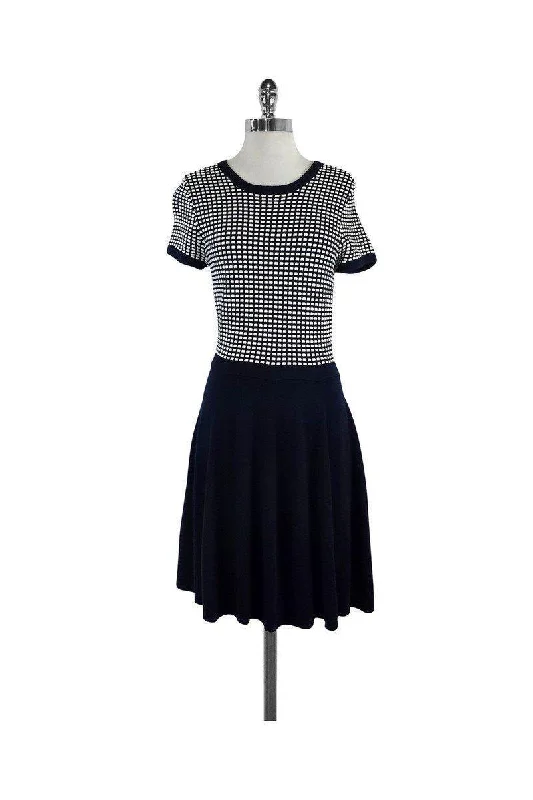 Empire Waist Women Dress to Accentuate the Bust and Conceal the Waist Empire Waist Women Dress to Accentuate the Bust and Conceal the Waist Shoshanna - Navy & White Checkered Short Sleeve Dress Sz M