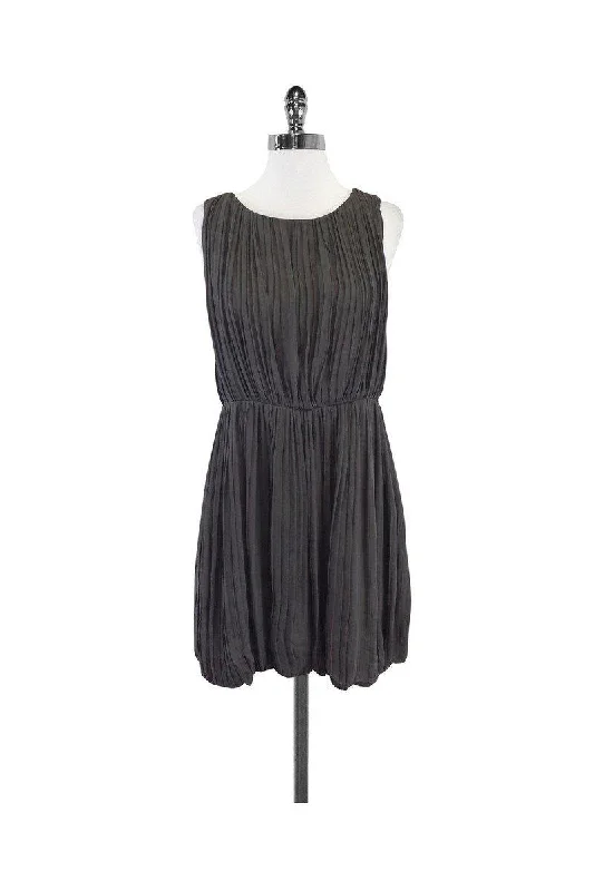Pleated Women Dress with a Timeless and Elegant Texture Pleated Women Dress with a Timeless and Elegant Texture Theory - Grey Silk Gathered Sleeveless Dress Sz 4 Pleated Women Dress with a Timeless and Elegant Texture Pleated Women Dress with a Timeless and Elegant Texture Theory - Grey Silk Gathered Sleeveless Dress Sz 4
