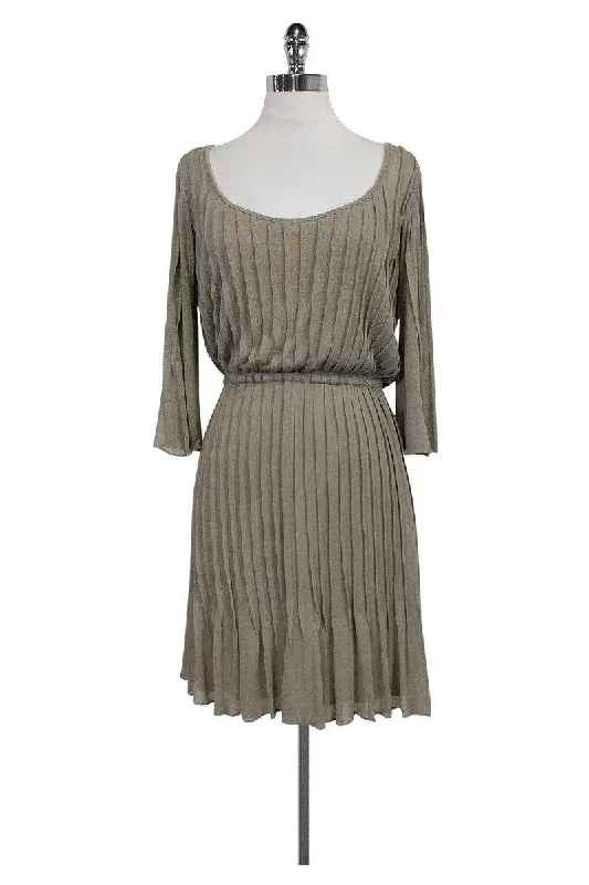 Backless Women Dress for a Sexy and Alluring Look at Evening Events Backless Women Dress for a Sexy and Alluring Look at Evening Events Tracy Reese - Grey Accordion Dress Sz P Backless Women Dress for a Sexy and Alluring Look at Evening Events Backless Women Dress for a Sexy and Alluring Look at Evening Events Tracy Reese - Grey Accordion Dress Sz P