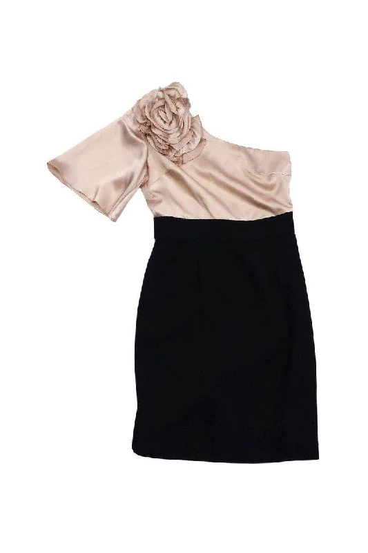 Halter Neck Women Dress to Show Off the Shoulders and Neckline Halter Neck Women Dress to Show Off the Shoulders and Neckline Trina Turk - Blush & Black Silk One Shoulder Dress Sz 4