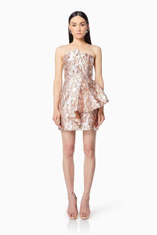 Long - Sleeve Women Dress in Velvet for a Luxurious Winter Look Long - Sleeve Women Dress in Velvet for a Luxurious Winter Look Allure Metallic Strapless Mini Dress In Pink